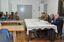 Durante a cerimônia o Prof. Raul Rosas (CIV), antigo Diretor, faz um balanço da sua gestão.  Fotógrafo Antônio Albuquerque. Acervo do Núcleo de Memória.