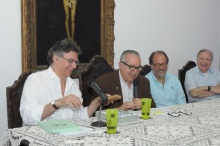 O Prof. Marcelo Jasmin, o Reitor Prof. Pe. Josafá S.J., o Prof. Marco Antônio Pamplona e o Vice-Reitor Pe. Francisco Ivern S.J. Fotógrafo Antônio Albuquerque. Acervo do Núcleo de Memória.