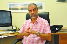 O Prof. Jean Pierre von der Weid. Fotógrafa Flavia Espíndola. Acervo do Projeto Comunicar.