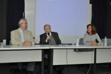 O Prof. Stephen de Mora (PML), o Vice-Reitor Pe. Ivern Simó S.J. e a Profa. Ângela Wagener na cerimônia de assinatura do acordo, realizada no Auditório Padre Anchieta. Fotógrafo Antônio Albuquerque. Acervo do Núcleo de Memória.