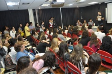 A participação de Zeca Camargo na Semana de Rádio e TV, na sala K102. Fotógrafo Antônio Albuquerque. Acervo do Núcleo de Memória.