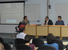 Abertura do Seminário. Na mesa a Profa. Eunícia Barros (HIS), o Reitor Prof. Pe. Josafá S.J. e o Prof. Leonardo Miranda (HIS). Fotógrafo Antônio Albuquerque. Acervo do Núcleo de Memória.