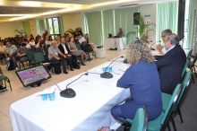 Mesa com os Professores Paulo Esteves (IRI), Danilo Marcondes (FIL) e Marta Moreno (IRI). Fotógrafo Antônio Albuquerque. Acervo do Núcleo de Memória.