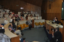 Apresentação da Profa. Monica de Bolle. Fotógrafo Antônio Albuquerque. Acervo do Núcleo de Memória.