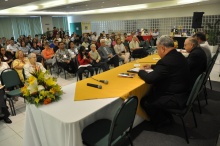 Na mesa de abertura do evento o Arcebispo Dom Orani O.Cist, o Vice-Reitor Pe. Ivern S.J. e o Prof. Paulo Fernando de Andrade. Fotógrafo Antônio Albuquerque. Acervo do Núcleo de Memória.