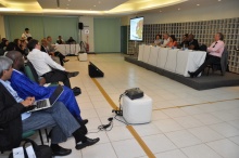 Uma das mesas do evento, realizado no Salão da Pastoral. Fotógrafo Antônio Albuquerque. Acervo do Núcleo de Memória.
