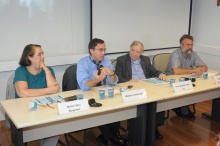 Abertura do Simpósio com a presença do Vice-Reitor Pe. Ivern Simó S.J., da Profa. Maria Clara Bingemer (TEO), do Prof. William Cavanaugh (DePaul) e do Decano do CTCH Prof. Paulo Fernando de Andrade (TEO). Fotógrafo Antônio Albuquerque. Acervo do Núcleo de Memória.