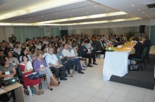 Palestrantes e plateia na abertura do evento, no Salão da Pastoral. Fotógrafo Antônio Albuquerque. Acervo do Núcleo de Memória.