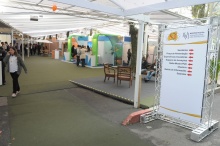 Os estandes este ano foram instalados na área do estacionamento interno. Fotógrafo Antônio Albuquerque. Acervo do Núcleo de Memória.