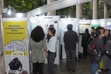 Sessão de pôsteres nos pilotis da Ala Kennedy. Fotógrafo Antônio Albuquerque. Acervo do Núcleo de Memória.