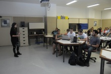 Apresentação de trabalho durante o Encontro realizado na sala L422. Fotógrafo Antônio Albuquerque. Acervo do Núcleo de Memória.