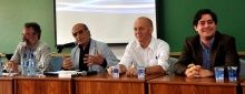 Na mesa de abertura do Colóquio, realizado no Auditório B6, os professores Paulo Fernando Carneiro, Affonso Romano, Karl Erik e Francisco de Guimaraens. Fotógrafo desconhecido. Acervo do Projeto Comunicar.