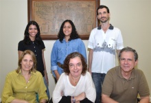 O coordenador central de planejamento e avaliação, Prof. Marco Antônio Casanova, e equipe. Fotógrafo Antônio Albuquerque. Acervo do Núcleo de Memória.
