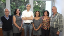 O coordenador da CCPG, Prof. Paulo César Duque Estrada, e equipe: Nilton do Rosário Vollotão, Ana Zélia Saboia Martins, a estagiária Dyanne Ferreira Santos, Célia Maria de Souza Pereira e Jorge dos Santos. Fotógrafo Antônio Albuquerque. Acervo do Núcleo de Memória.
