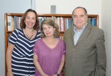 O Decano do CCS, Prof. Luiz Roberto Azevedo Cunha, e as coordenadoras setoriais: Profa. Andréia Clapp Salvador e Profa. Mônica Herz. Fotógrafo Antônio Albuquerque. Acervo do Núcleo de Memória.