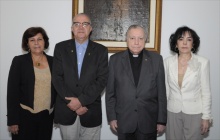 O Reitor prof. Pe. Josafá Carlos de Siqueira S.J., e o Vice-reitor Pe. Francisco Ivern Simó S.J., com Ivone de Figueiredo Santos e Alécia Suaid Moura. Fotógrafo Antônio Albuquerque. Acervo do Núcleo de Memória da PUC-Rio.