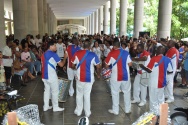 Festa de Natal dos Funcionários. Bateria de escola de samba nos pilotis do Edifício da Amizade. 20/12/2013. Fotógrafo Antônio Albuquerque. Acervo do Núcleo de Memória.