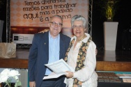 O Reitor Prof. Pe. Josafá faz a entrega do diploma de Honra ao Mérito à Profa. Luiza Helena Nunes Ermel, do Departamento de Serviço Social. Fotógrafo Antônio Albuquerque. Acervo do Núcleo de Memória. O Reitor Prof. Pe. Josafá faz a entrega do diploma de Honra ao Mérito à Profa. Luiza Helena Nunes Ermel, do Departamento de Serviço Social. Fotógrafo Antônio Albuquerque. Acervo do Núcleo de Memória.