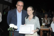 O Reitor Prof. Pe. Josafá faz a entrega do diploma de Honra ao Mérito à Profa. Maura Iglesias, do Departamento de Filosofia. Fotógrafo Antônio Albuquerque. Acervo do Núcleo de Memória. O Reitor Prof. Pe. Josafá faz a entrega do diploma de Honra ao Mérito à Profa. Maura Iglesias, do Departamento de Filosofia. Fotógrafo Antônio Albuquerque. Acervo do Núcleo de Memória.