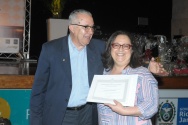 O Reitor Prof. Pe. Josafá faz a entrega do diploma de Honra ao Mérito à Profa.Vera Syme Jacob Benzecry, do Departamento de Matemática. Fotógrafo Antônio Albuquerque. Acervo do Núcleo de Memória. O Reitor Prof. Pe. Josafá faz a entrega do diploma de Honra ao Mérito à Profa.Vera Syme Jacob Benzecry, do Departamento de Matemática. Fotógrafo Antônio Albuquerque. Acervo do Núcleo de Memória.