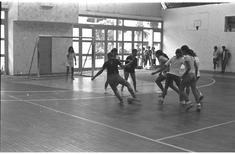Futebol de salão com alunas da PUC-Rio no antigo ginásio, que ficava onde hoje é a Igreja do Sagrado Coração de Jesus. 1979. Fotógrafo Alfredo Jefferson. Acervo Núcleo de Memória.