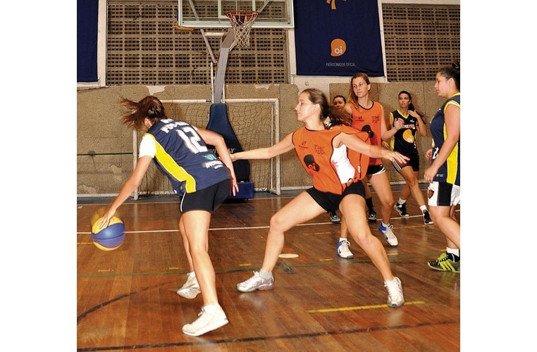 Alunas do primeiro time de basquete feminino da PUC-Rio treinam no Ginásio Padre Ormindo Viveiros de Castro. 2014. Fotógrafo Weiler Filho. Acervo Projeto Comunicar.