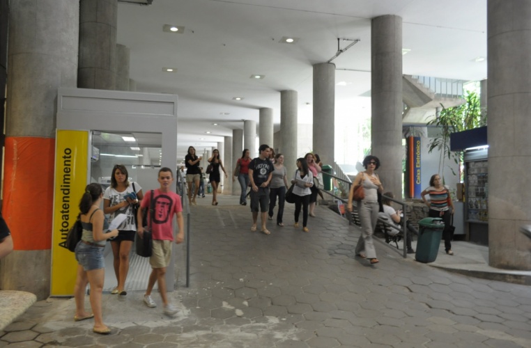 Alunos e professores nos pilotis do Edifício Cardeal Leme. 2012. Fotógrafo Antônio Albuquerque. Acervo do Núcleo de Memória.
