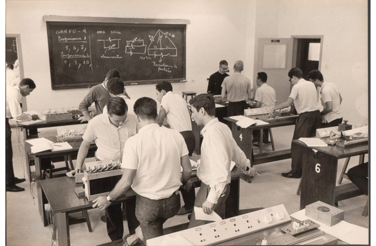 O Padre Antônio Amaral Rosa S.J. em aula prática da Escola Politécnica. c. 1960. Fotógrafo desconhecido. Acervo Núcleo de Memória.