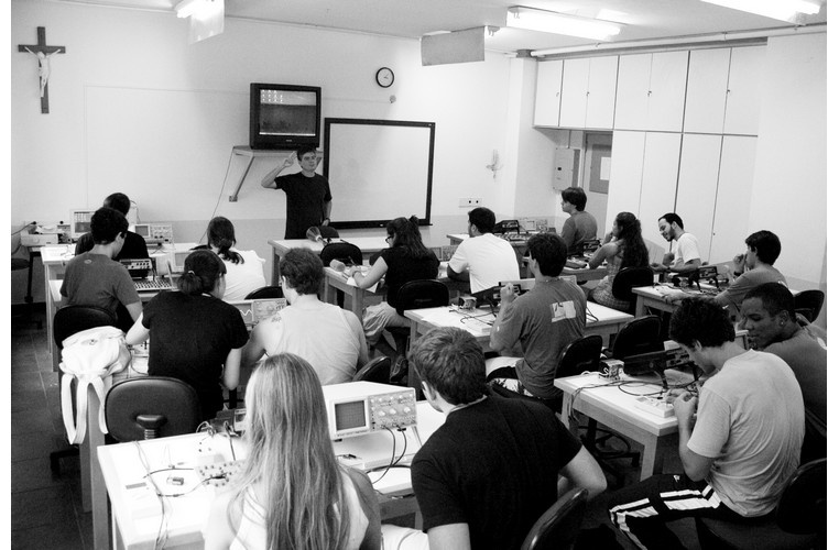 Aula de turma de engenharia em laboratório de eletrônica. 2007. Fotógrafo Márcio Isensee. Acervo Núcleo de Memória.