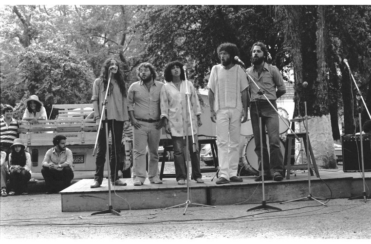 Sarau universitário no estacionamento localizado atrás do Edifício da Amizade. 1979. Fotógrafo Alfredo Jefferson. Acervo Núcleo de Memória.