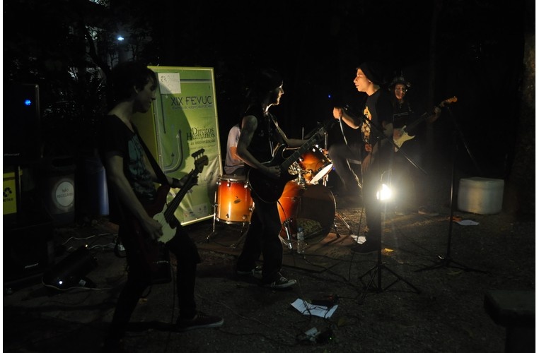 Banda de alunos durante a XIX Fevuc, no bosque da PUC-Rio. 2014. Fotógrafo Antônio Albuquerque. Acervo Núcleo de Memória.