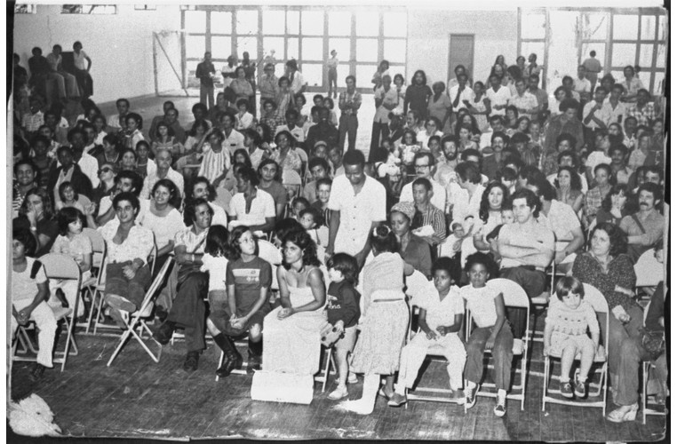 Comemoração de Natal dos funcionários da PUC-Rio no antigo ginásio, que ficava onde hoje é a Igreja do Sagrado Coração de Jesus. 1977. Fotógrafo Antônio Albuquerque. Acervo Núcleo de Memória.