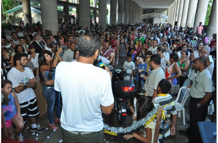 Distribuição de brindes na festa de Natal dos funcionários da PUC-Rio, nos pilotis do Edifício da Amizade. 2013. Fotógrafo Antônio Albuquerque. Acervo Núcleo de Memória.