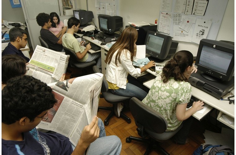 Alunos do Departamento de Comunicação Social em estágio na Assessoria de Imprensa do Projeto Comunicar. 2008. Fotógrafo Weiler Filho. Acervo Projeto Comunicar.