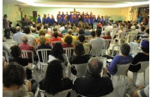 Apresentação do Coral da PUC-Rio, no Salão da Pastoral. Fotógrafo; Antônio Albuquerque. Acervo Núcleo de Memória.