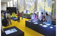 Exposição nos pilotis do Edifício da Amizade. Fotógrafo Antônio Albuquerque. Acervo Núcleo de Memória.