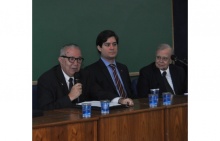 O Reitor Prof. Pe. Josafá Carlos de Siqueira S.J., o diretor do Departamento de Direito, Prof. Francisco de Guimaraens e o Prof. Pedro Paulo Cristofaro (JUR). Fotógrafo Antônio Albuquerque. Acervo Núcleo de Memória.