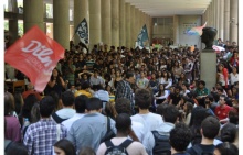Os pilotis do Edifício da Amizade lotados com partidários dos dois candidatos. Fotógrafo; Antônio Albuquerque. Acervo Núcleo de Memória.
