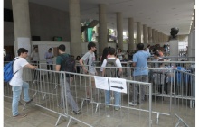 A estrutura para a votação foi instalada nos pilotis da Ala Kennedy. Fotógrafo Antônio Albuquerque. Acervo Núcleo de Memória.