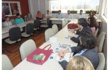 Os alunos premiados, representantes da PUC-Rio e os Vice-Reitores da Macquarie University, durante o evento na Sala de Reuniões do Decanato do CTC. Fotógrafo Antônio Albuquerque. Acervo Núcleo de Memória.