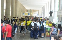 Visitantes nos pilotis do Edifício da Amizade. Fotógrafo Antônio Albuquerque. Acervo Núcleo de Memória.