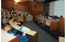 Apresentação de alunos do Departamento de Letras, no Auditório do RDC. Fotógrafo Antônio Albuquerque. Acervo Núcleo de Memória.
