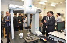 Visita de convidados, professores e pesquisadores a um dos laboratórios. Fotógrafo Antônio Albuquerque. Acervo Núcleo de Memória.