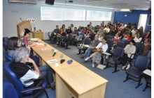 O encontro foi realizado no Auditório B8. Fotógrafo Antônio Albuquerque. Acervo Núcleo de Memória.