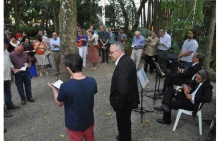 O lançamento foi realizado no bosque ao lado do Anfiteatro Junito Brandão. Fotógrafo Antônio Albuquerque. Acervo Núcleo de Memória.