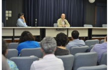 O Prof. Marcelo Jasmin (HIS) e o Prof. Pierre Rosanvallon. Fotógrafo Antônio Albuquerque. Acervo Núcleo de Memória.