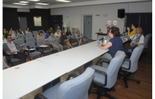 A Profa. Zaia Brandão no evento realizado no Auditório Padre Anchieta. Fotógrafo Antônio Albuquerque. Acervo Núcleo de Memória.