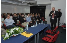 O Prof. Jorge Ferreira apresenta a Aula Magistral. Fotógrafo Antônio Albuquerque. Acervo Núcleo de Memória.