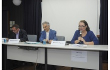 Mesa com os professores Massimiliano Marianelli (Universidade de Perugia) e Emannuel Gabellieri (Universidade Católica de Lyon) e Maria Clara Bingemer (TEO). Fotógrafo Antônio Albuquerque. Acervo Núcleo de Memória.