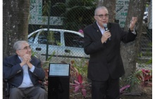 À esquerda o engenheiro Paulo Cunha, e à direita o Reitor Prof. Pe. Josafá S.J. Fotógrafo Antônio Albuquerque. Acervo Núcleo de Memória.